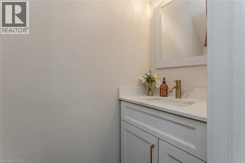 621 Francis Road, Burlington, ON - Indoor Photo Showing Bathroom