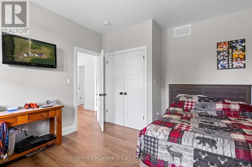 574461 Sideroad 40, West Grey, ON - Indoor Photo Showing Bedroom