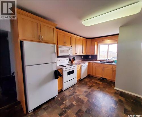 102 Railway Avenue E, Waldeck, SK - Indoor Photo Showing Kitchen With Double Sink