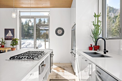 Cuisine - 2250 Ch. De L'Étang, Sainte-Adèle, QC - Indoor Photo Showing Kitchen With Double Sink With Upgraded Kitchen