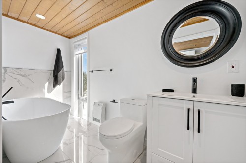 Salle de bains - 2250 Ch. De L'Étang, Sainte-Adèle, QC - Indoor Photo Showing Bathroom