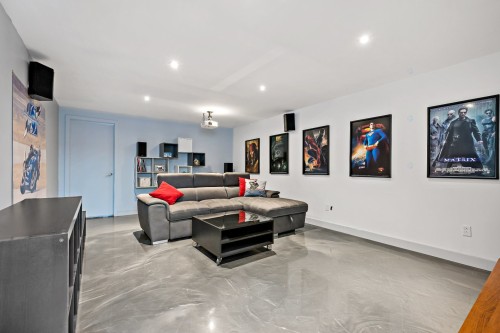 Salle familiale - 2250 Ch. De L'Étang, Sainte-Adèle, QC - Indoor Photo Showing Living Room