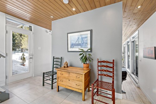 Hall d'entrée/Vestibule - 2250 Ch. De L'Étang, Sainte-Adèle, QC - Indoor Photo Showing Other Room