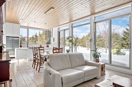 Salon - 2250 Ch. De L'Étang, Sainte-Adèle, QC - Indoor Photo Showing Living Room