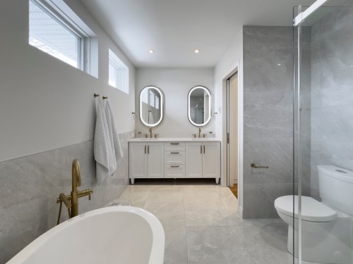 Master Bathroom - 2150 Ch. Athlone, Mont-Royal, QC - Indoor Photo Showing Bathroom