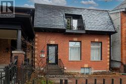 136 SPRUCE STREET Toronto, ON M5A 2J5