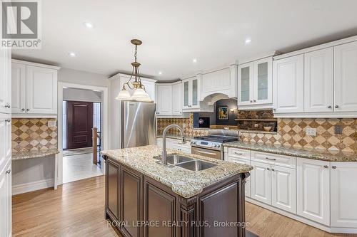 4279 Bridlepath Trail, Mississauga, ON - Indoor Photo Showing Kitchen With Double Sink With Upgraded Kitchen