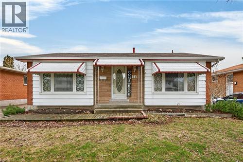 View of front facade with a front yard - 21 Bluebird Avenue, Hamilton, ON 