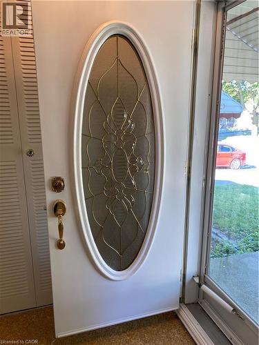 White entry door featuring an oval leaded glass insert - 21 Bluebird Avenue, Hamilton, ON 
