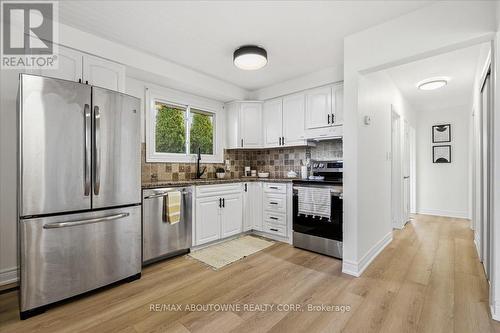 106 Beland Avenue N, Hamilton, ON - Indoor Photo Showing Kitchen