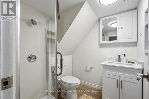 106 Beland Avenue N, Hamilton, ON - Indoor Photo Showing Bathroom