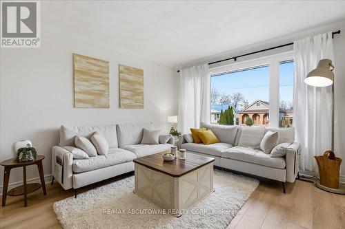 106 Beland Avenue N, Hamilton, ON - Indoor Photo Showing Living Room