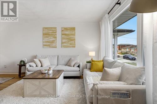 106 Beland Avenue N, Hamilton, ON - Indoor Photo Showing Living Room