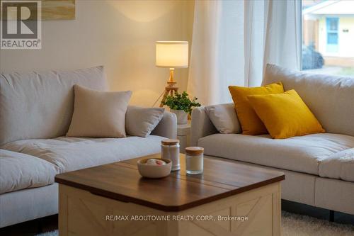 106 Beland Avenue N, Hamilton, ON - Indoor Photo Showing Living Room