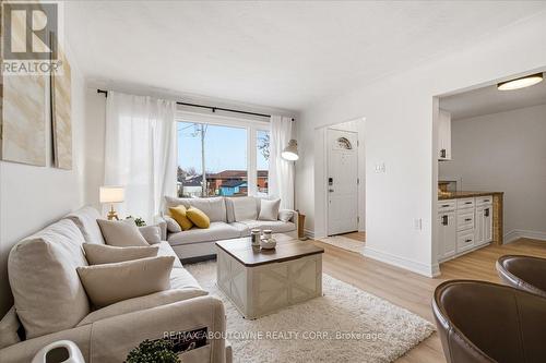 106 Beland Avenue N, Hamilton, ON - Indoor Photo Showing Living Room