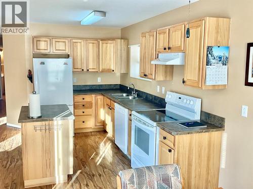 547 Eighth Avenue, Midway, BC - Indoor Photo Showing Kitchen With Double Sink