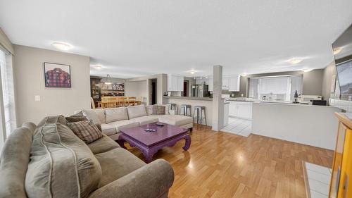 6516 Tie Lake Road, Jaffray, BC - Indoor Photo Showing Living Room