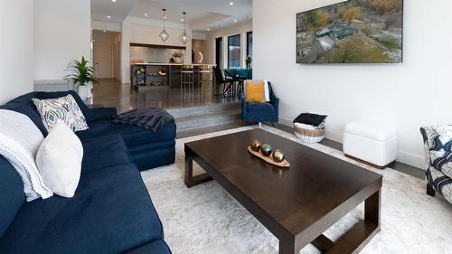 10202 Kalamalka Road, Coldstream, BC - Indoor Photo Showing Living Room