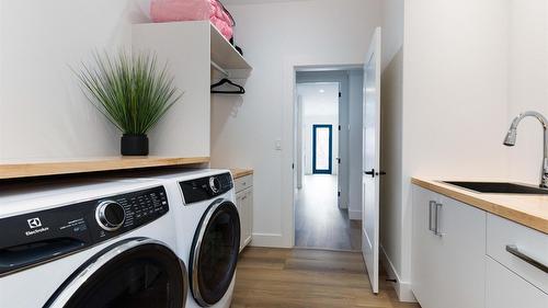10202 Kalamalka Road, Coldstream, BC - Indoor Photo Showing Laundry Room