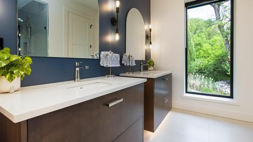 10202 Kalamalka Road, Coldstream, BC - Indoor Photo Showing Bathroom