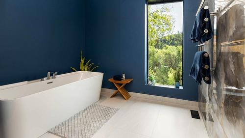10202 Kalamalka Road, Coldstream, BC - Indoor Photo Showing Bathroom