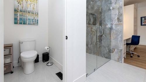 10202 Kalamalka Road, Coldstream, BC - Indoor Photo Showing Bathroom