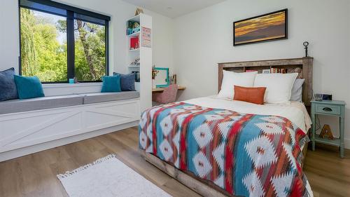 10202 Kalamalka Road, Coldstream, BC - Indoor Photo Showing Bedroom