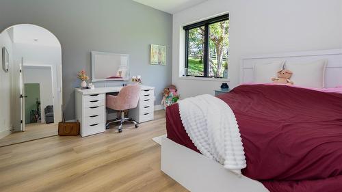 10202 Kalamalka Road, Coldstream, BC - Indoor Photo Showing Bedroom