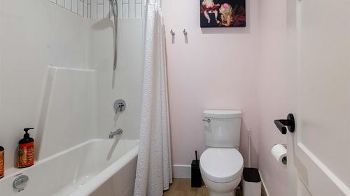 10202 Kalamalka Road, Coldstream, BC - Indoor Photo Showing Bathroom