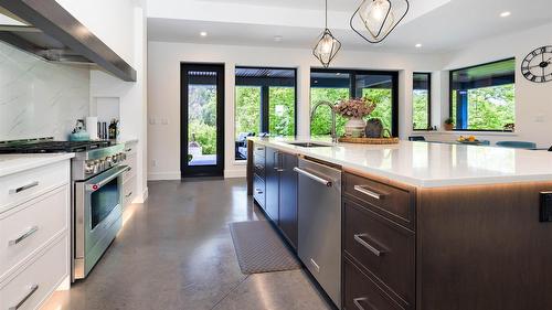10202 Kalamalka Road, Coldstream, BC - Indoor Photo Showing Kitchen With Upgraded Kitchen