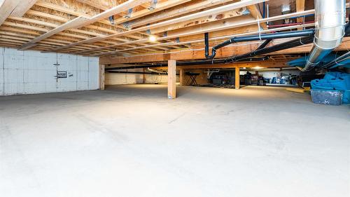10202 Kalamalka Road, Coldstream, BC - Indoor Photo Showing Garage