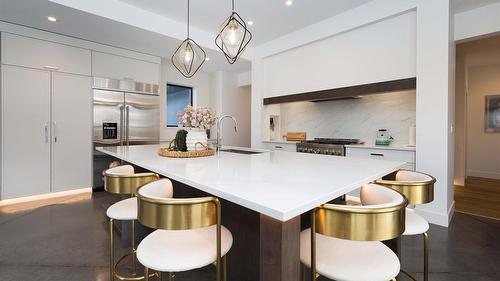 10202 Kalamalka Road, Coldstream, BC - Indoor Photo Showing Kitchen With Upgraded Kitchen