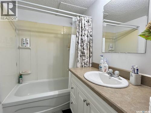 101 502 5Th Avenue, Weyburn, SK - Indoor Photo Showing Bathroom