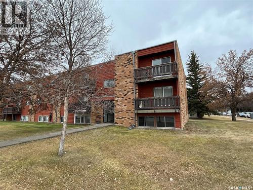 101 502 5Th Avenue, Weyburn, SK - Outdoor