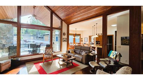 5962 Wolf Creek Road, Wasa, BC - Indoor Photo Showing Living Room