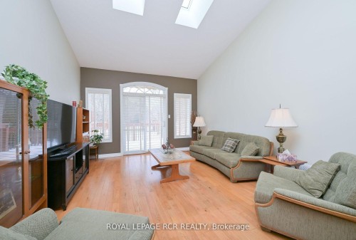 46 Sunset Boulevard, New Tecumseth, ON - Indoor Photo Showing Living Room