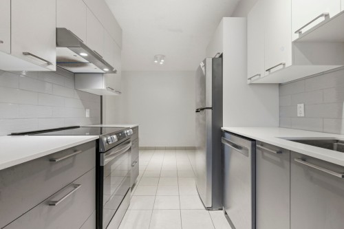 Cuisine - 103-20 Av. Du Rhône, Saint-Lambert, QC - Indoor Photo Showing Kitchen