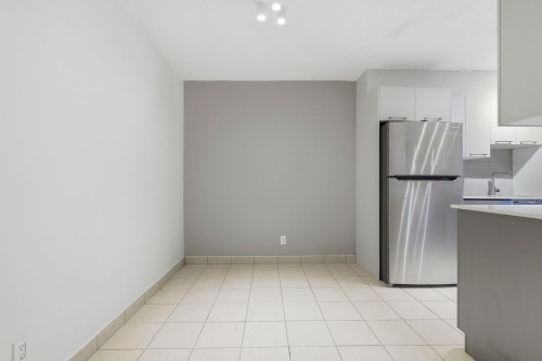 Coin-repas - 103-20 Av. Du Rhône, Saint-Lambert, QC - Indoor Photo Showing Kitchen