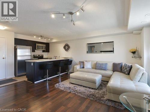 129 Isaac Devins Boulevard Unit# 7, Toronto, ON - Indoor Photo Showing Living Room