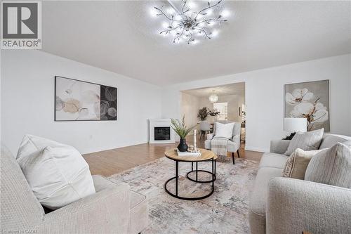 93 Westwood Road Unit# 607, Guelph, ON - Indoor Photo Showing Living Room