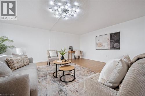 93 Westwood Road Unit# 607, Guelph, ON - Indoor Photo Showing Living Room