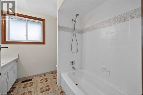 Full bath featuring vanity and shower / bathtub combination - 122 Glen Forest Drive, Hamilton, ON - Indoor Photo Showing Bathroom