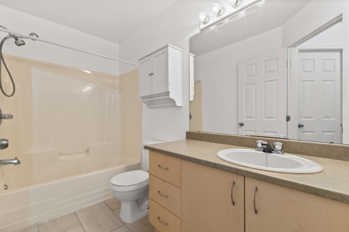 Bathroom - B-325 Rue Champlain, Gatineau (Hull), QC - Indoor Photo Showing Bathroom