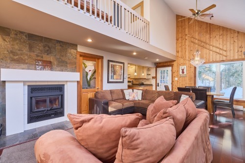 Salon - 290 Rue De La Montagne, Entrelacs, QC - Indoor Photo Showing Living Room With Fireplace