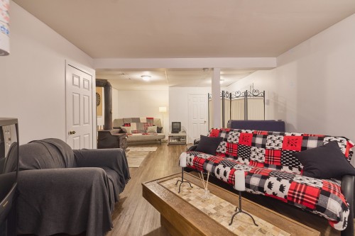 Salle familiale - 290 Rue De La Montagne, Entrelacs, QC - Indoor Photo Showing Living Room