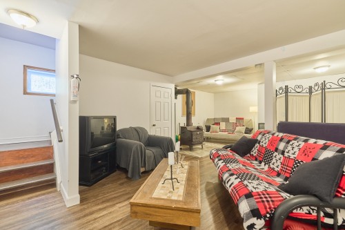 Salle familiale - 290 Rue De La Montagne, Entrelacs, QC - Indoor Photo Showing Living Room