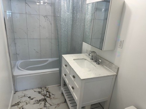 Bathroom - 830 Rue Radisson, Montréal (Lasalle), QC - Indoor Photo Showing Bathroom