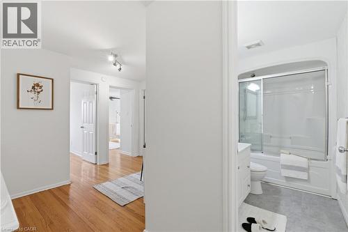 587 Timber Lane, Burlington, ON - Indoor Photo Showing Bathroom