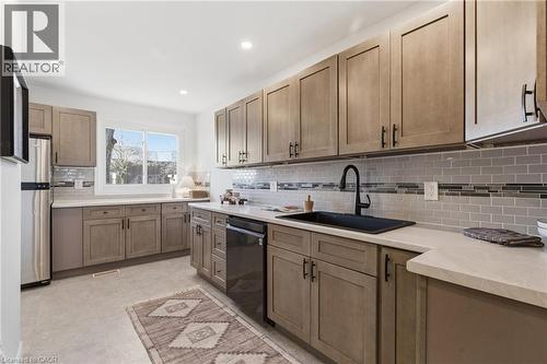 587 Timber Lane, Burlington, ON - Indoor Photo Showing Kitchen