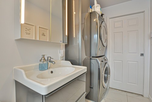 Salle de bains - 44 Rue De Bayeux, Laval (Laval-Des-Rapides), QC - Indoor Photo Showing Laundry Room